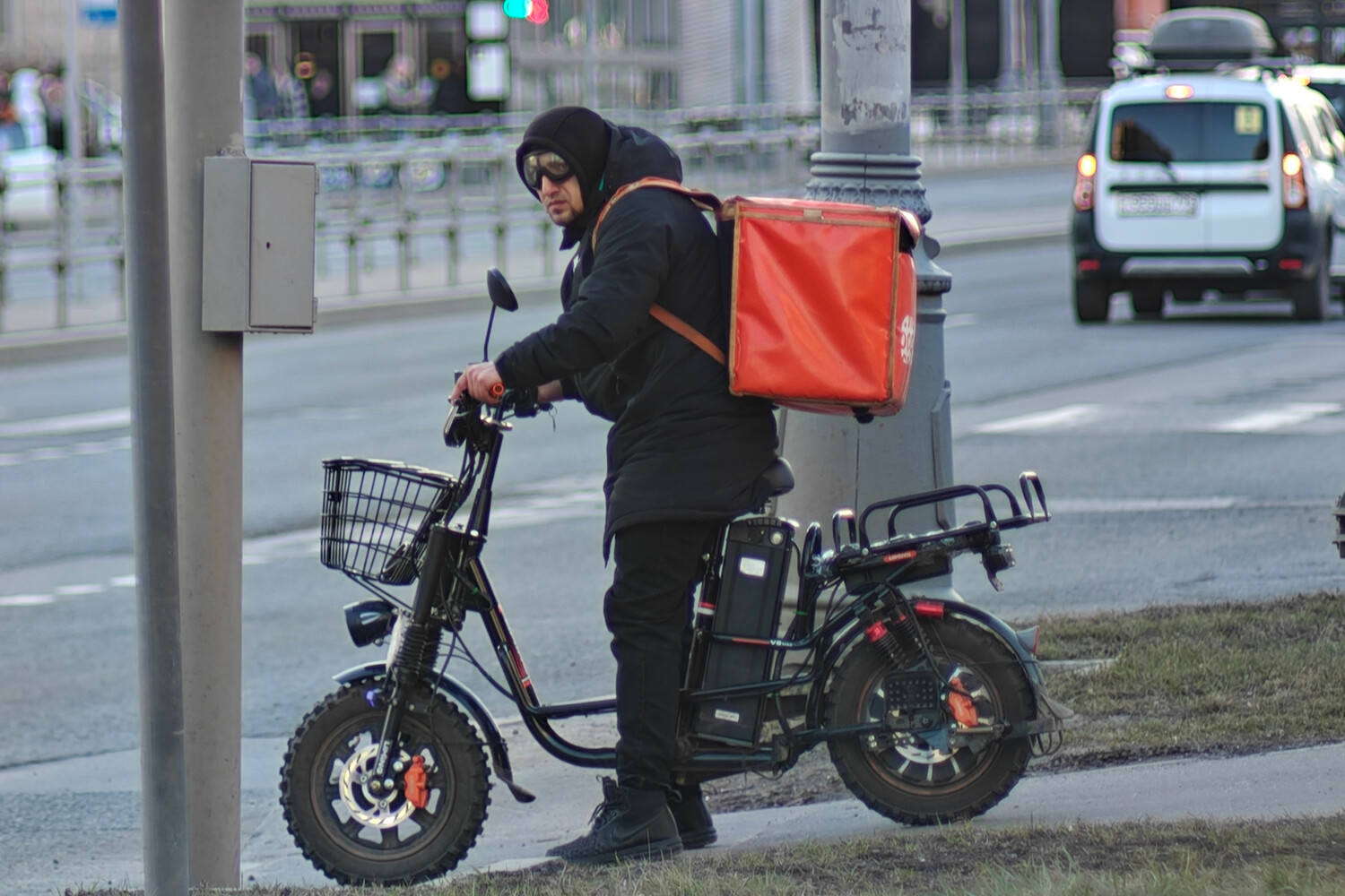 Курьерам-мусульманам запретили доставлять алкоголь, свинину и не халяльное мясо