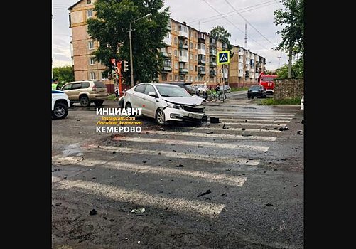 Шесть человек пострадали в ДТП на кемеровском перекрестке