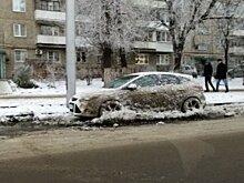 Из-за коммунальной аварии в центре Саратова в асфальт вмерзли автомобили