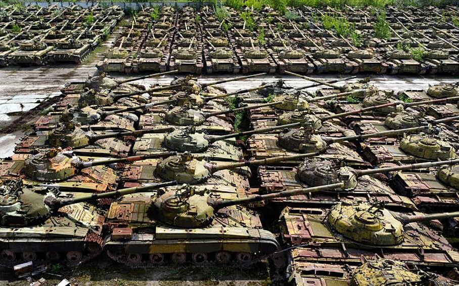 Депо с заброшенными танками в Украине.
