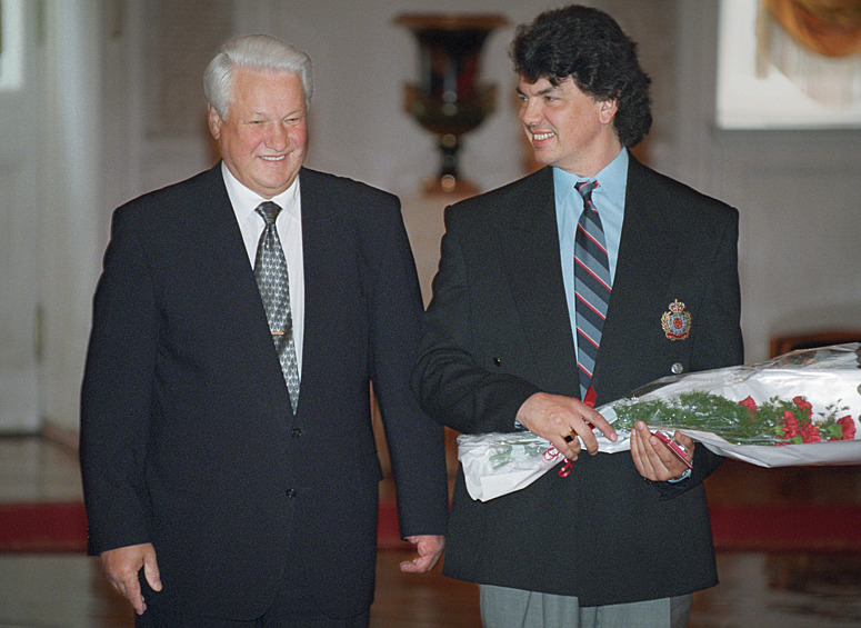  В 1996-м Захаров принял участие в нескольких десятках концертов в поддержку избирательной кампании Бориса Ельцина. В том же году он перенес клиническую смерть и получил звание народного артиста страны