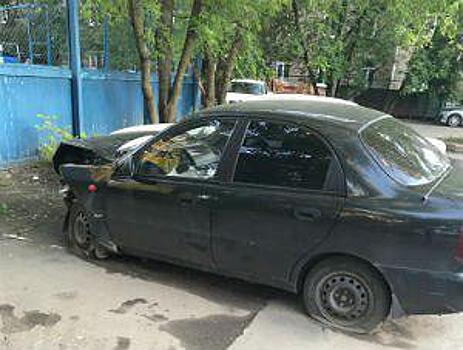 Во дворе на Годовикова нашли разбитый автомобиль
