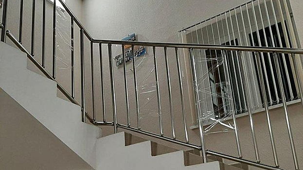 В володинской школе «Аврора» перила лестницы «обезопасили» скотчем