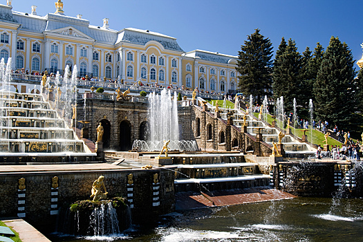 В Петергофе открыли сезон фонтанов