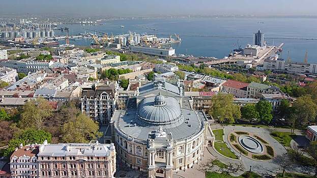 Десятки людей вышли на улицы Одессы после решения Зеленского