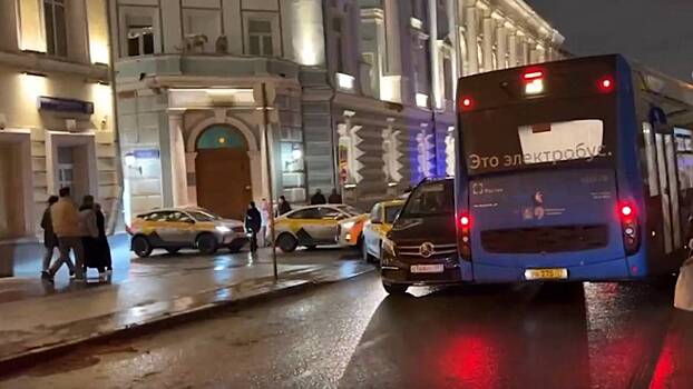 Автобус столкнулся с двумя легковушками в центре Москвы
