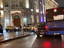 Автобус столкнулся с двумя легковушками в центре Москвы