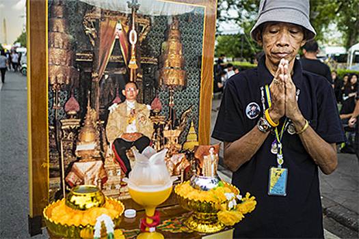 В Таиланде туристам будут раздавать чёрные ленты