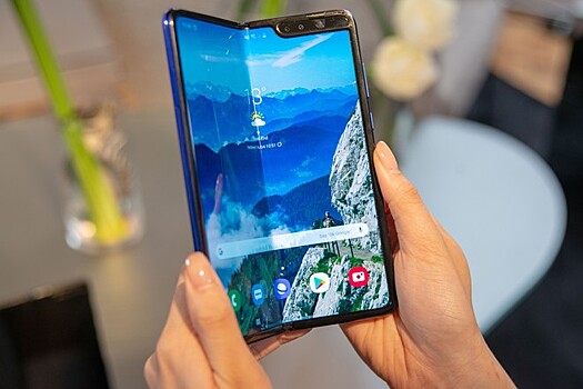 Samsung продал 1 млн смартфонов с гибким экраном