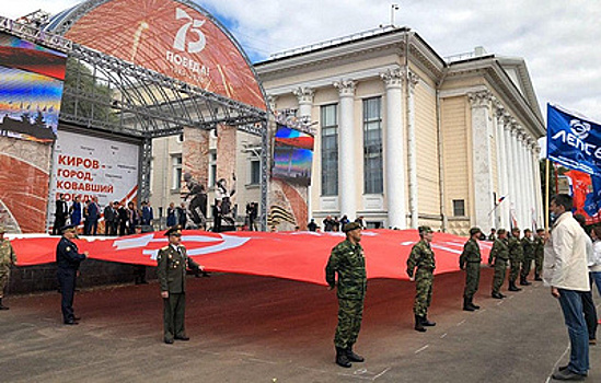 Парад, шествия и флешмобы прошли в регионах ПФО в честь юбилея Победы