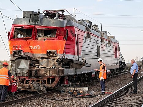 Электровоз и 9 вагонов получили серьезные повреждения из-за ДТП под Волгоградом