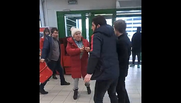 Драка между охранниками и посетителями сетевого магазина в Москве попала на видео
