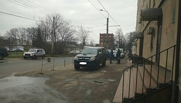 Водитель автомобиля Toyota, сбивший женщину на тротуаре, — сотрудник УФСИН