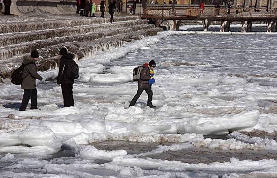 Почему озера не замерзают до самого дна?