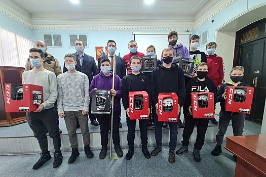 Юным хоккеистам из Яранского района вручили новую экипировку