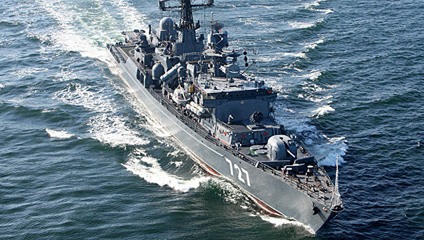 Российский фрегат играет в "кошки-мышки" с кораблем США