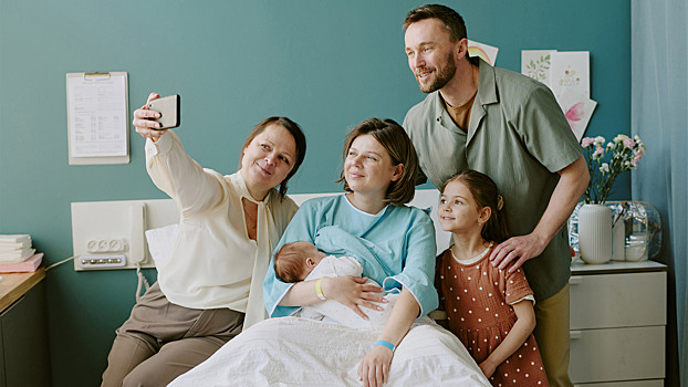 Шпаргалка для родителей: какие вещи взять для малыша на выписку из роддома