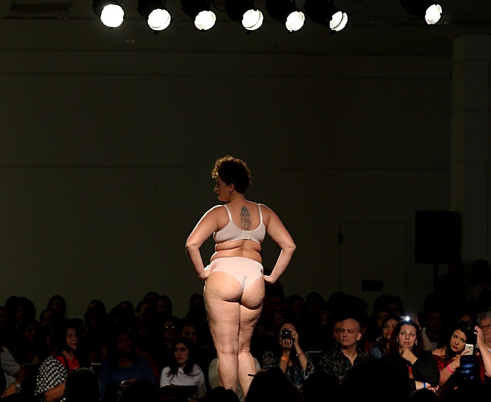 Модель представляет творение дизайнеров марки Vislumbre