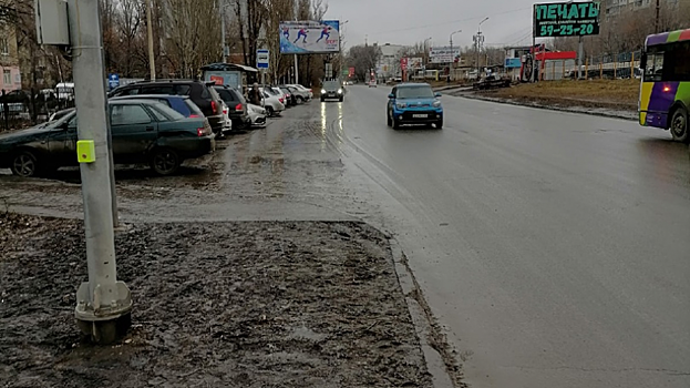 «Квест для пешеходов». Саратовец рассказал чиновникам о грязи возле поликлиники №17