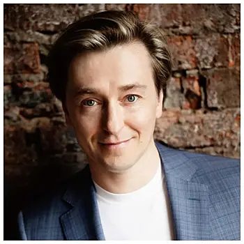 Сергей Безруков не показывает фото детей в сети, но снял всех троих в новом фильме