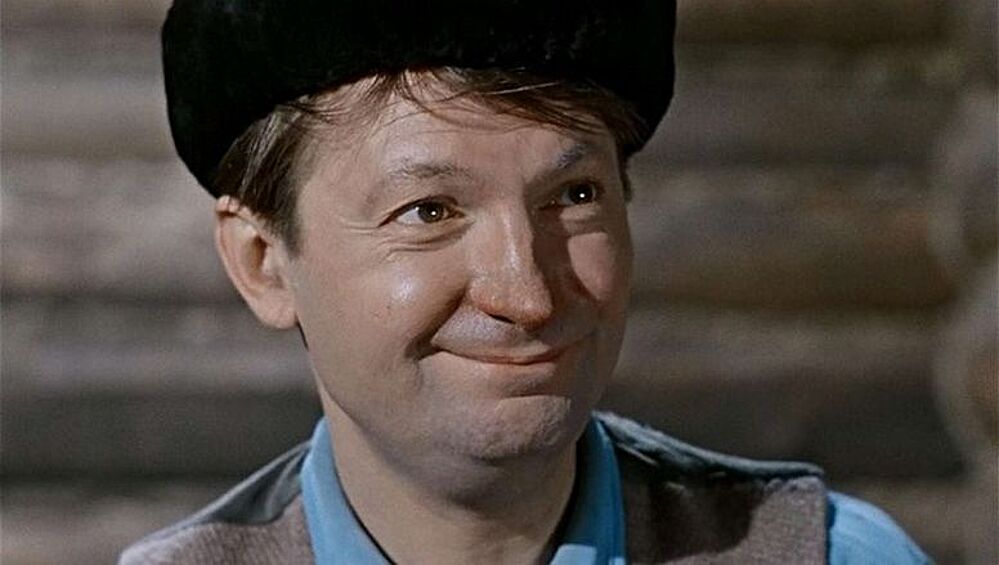 Георгий Вицин. Последние годы своей жизни актер провел скромно, если не сказать бедно. Многокомнатную квартиру в столице Вицин отдал дочери, сам же съехал жить в хрущевку, где и проводил все время, лишь изредка выбираясь на улицу. Помощь от друзей и знакомых актер принимать отказывался.