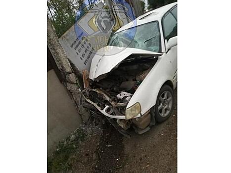 Забайкалец на Toyota Corolla врезался в бетонный забор, не справившись с управлением
