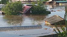 Жители Тулуна спасаются от наводнения на крышах