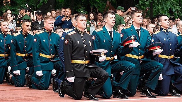 Выпускникам Военно-медицинской академии имени Кирова вручили дипломы