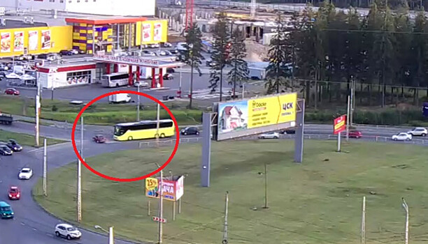 Автобус на Верхнем Чапаевском кольце не разъехался с автомобилем