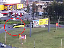 Автобус на Верхнем Чапаевском кольце не разъехался с автомобилем