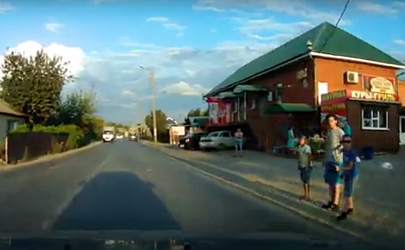 В Пензенской области трое детей едва не угодили под колеса автомобиля