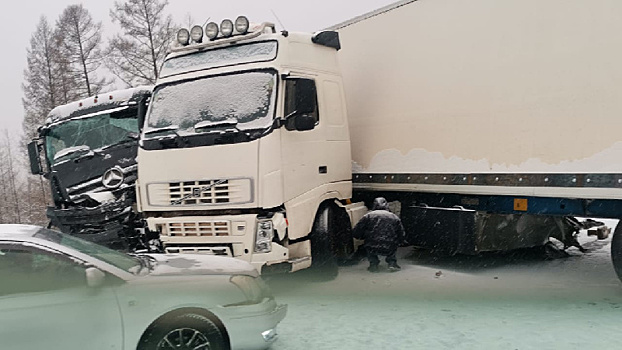 На трассе в Сковородинском районе после серьёзного ДТП образовались километровые пробки