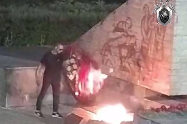 Россиянин спалил траурные венки в пламени Вечного огня и попал на видео
