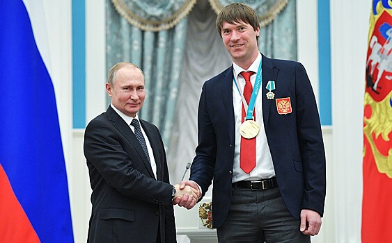 «Вася в два раза выше Путина? Он в два раза выше всех». Жена самого большого вратаря сборной России