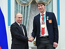 «Вася в два раза выше Путина? Он в два раза выше всех». Жена самого большого вратаря сборной России