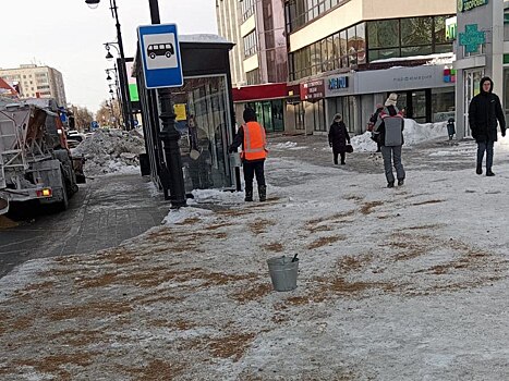 В Оренбурге продолжают убирать наледь
