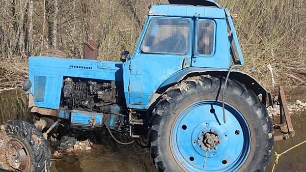 В Малмыжском районе тракторист упал с горы в реку: водитель погиб