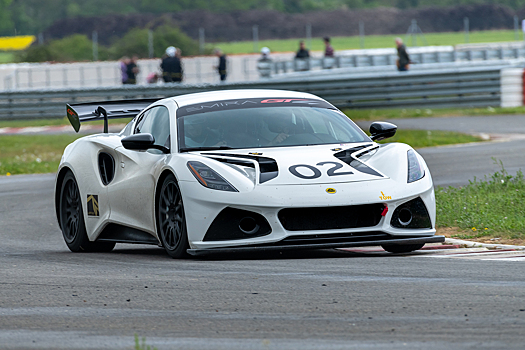 Гоночный Lotus Emira GT4 дебютировал с мотором Toyota