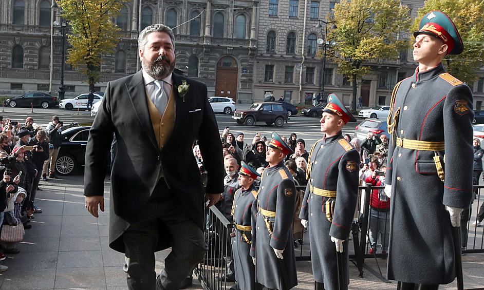 Георгий Михайлович Романов является сыном и наследником главы Российского Императорского дома великой княгини Марии Владимировны - единственного ребенка от брака Владимира Кирилловича Романова, главы Российского императорского дома в изгнании (сын российского великого князя Кирилла Владимировича, провозгласившего себя в 1924 году императором в изгнании) и княжны Леониды Георгиевны Багратион-Мухранской.  Об этом сообщает ТАСС.