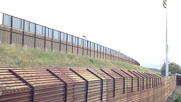 Стена на границе с Мексикой будет стальным барьером