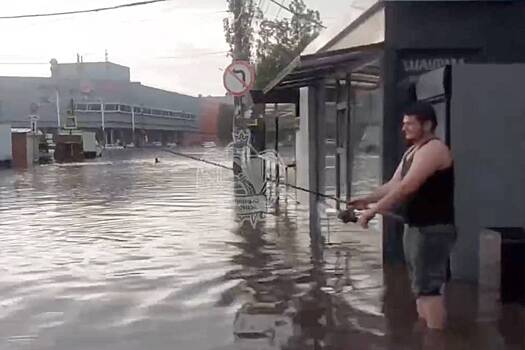 Житель российского города вышел порыбачить на затопленную улицу и попал на видео