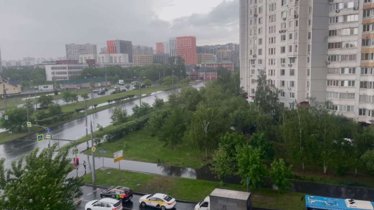 Сильный ветер, град и ливень обрушились на Москву