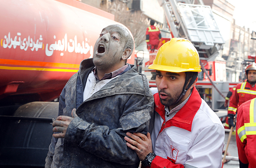 В столице Ирана Тегеране в ходе пожара обрушился 17-этажный небоскреб Plasco, построенный более полувека назад. По предварительным данным, жертвами обрушения могли стать более 30 пожарных, под завалами также могут находиться люди. Крупный пожар транслировался местными СМИ в прямом эфире, момент обрушения также попал в камеры операторов