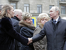 Путин пожал руку Собчак