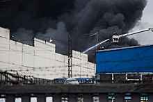 В МЧС опровергли полную ликвидацию пожара на складе в Москве