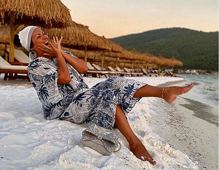 «Очень смело»: Нетребко в трендовом платье-балахоне блеснула на побережье Капри открытой зоной декольте