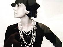 Бунтарка, переодевшая женщин в черное: 10 фактов о легенде моды Коко Шанель