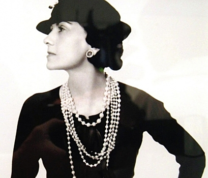 Бунтарка, переодевшая женщин в черное: 10 фактов о легенде моды Коко Шанель