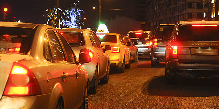 ЦОДД рекомендовал водителям выезжать из Москвы после 21:00 из-за высокой загруженности дорог