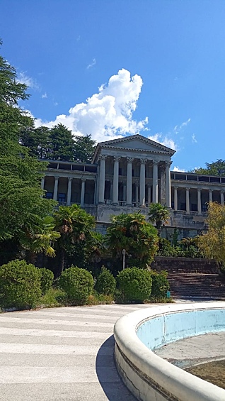 Многие места в городе напоминают о шикарном советском прошлом курорта, когда в местных санаториях отдыхала элита страны.